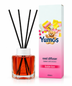 Yumoş Bubble Gum 120 ml, odorizant de cameră cu patru bețișoare negre, flacon din sticlă și cutie roz, fotografiate pe fundal alb.