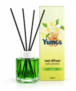 Yumoş Jasmine Iasomie 120 ml, odorizant de cameră cu bețișoare, flacon verde și ambalaj galben-verzui cu flori albe, pe fundal alb.