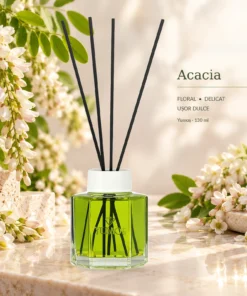 Odorizant Yumoş Acacia 130 ml cu flacon verde și patru bețișoare negre, în decor cu flori albe de acacia și descrierea aromei florale delicate.