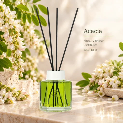 Odorizant Yumoş Acacia 130 ml cu flacon verde și patru bețișoare negre, în decor cu flori albe de acacia și descrierea aromei florale delicate.