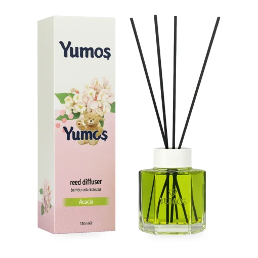 Yumoş Acacia 130 ml, odorizant de cameră cu flacon verde-gălbui, patru bețișoare negre și cutie alb-roz decorată cu flori.