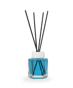 Odorizant de cameră Yumoş Angel 120 ml, flacon transparent cu lichid albastru, capac alb și patru bețișoare difuzoare negre, pe fundal alb.