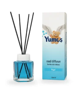 Yumoş Angel 120 ml, odorizant de cameră cu bețișoare negre, flacon cu lichid albastru și cutie alb-albastră cu ursuleț și aripi.
