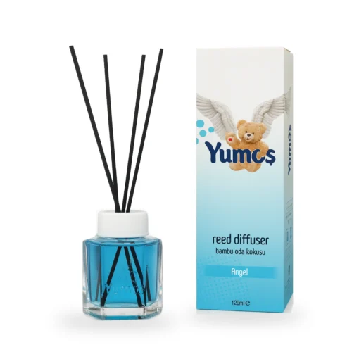 Yumoş Angel 120 ml, odorizant de cameră cu bețișoare negre, flacon cu lichid albastru și cutie alb-albastră cu ursuleț și aripi.