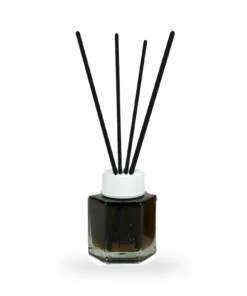 Odorizant de cameră Yumoş Coffee 120 ml, flacon din sticlă cu lichid maro închis, capac alb și patru bețișoare difuzoare negre, pe fundal alb.
