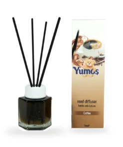 Odorizant Yumoş Coffee 120 ml cu bețișoare negre, în decor cu espresso, boabe de cafea și ciocolată, prezentând o aromă caldă, gurmandă și intensă.