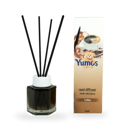 Odorizant Yumoş Coffee 120 ml cu bețișoare negre, în decor cu espresso, boabe de cafea și ciocolată, prezentând o aromă caldă, gurmandă și intensă.