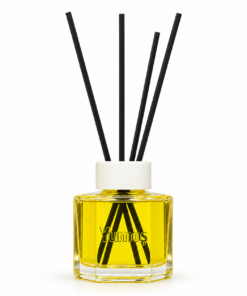 Odorizant de cameră Yumoş Hanimeli Caprifoi 120 ml, flacon transparent cu lichid galben, capac alb și patru bețișoare negre, pe fundal alb.