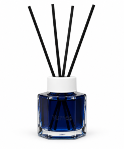 Odorizant de cameră Yumoş Hyacinth Zambilă 120 ml, flacon din sticlă cu lichid albastru intens, capac alb și patru bețișoare negre, pe fundal alb.