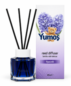 Yumoş Hyacinth 120 ml, odorizant de cameră cu flacon albastru intens, patru bețișoare negre și cutie alb-violet cu flori de zambilă.