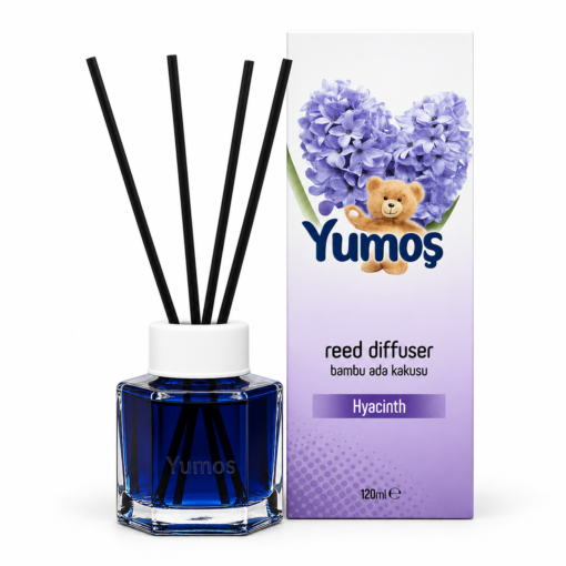 Yumoş Hyacinth 120 ml, odorizant de cameră cu flacon albastru intens, patru bețișoare negre și cutie alb-violet cu flori de zambilă.