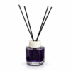 Odorizant de cameră Yumoş Lavender Lavandă 120 ml, flacon transparent cu lichid violet, capac alb și patru bețișoare negre, pe fundal alb.