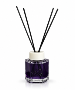 Odorizant de cameră Yumoş Lavender Lavandă 120 ml, flacon transparent cu lichid violet, capac alb și patru bețișoare negre, pe fundal alb.