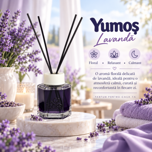 Odorizant Yumoş Lavender 120 ml cu flacon violet și bețișoare negre, în decor cu flori de lavandă, lumânări și textile mov, cu descrierea aromei florale.