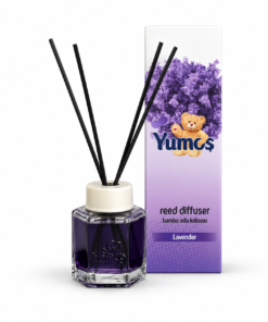 Yumoş Lavender 120 ml, odorizant de cameră cu flacon violet, patru bețișoare negre și cutie mov-albă decorată cu flori de lavandă, pe fundal alb.