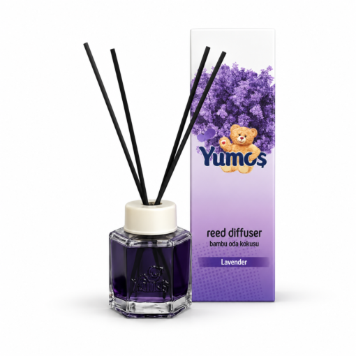 Yumoş Lavender 120 ml, odorizant de cameră cu flacon violet, patru bețișoare negre și cutie mov-albă decorată cu flori de lavandă, pe fundal alb.