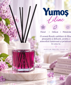 Odorizant Yumoş Lilac 120 ml cu flacon roz și bețișoare negre, în decor cu flori de liliac mov, textile pastelate și descrierea aromei florale.