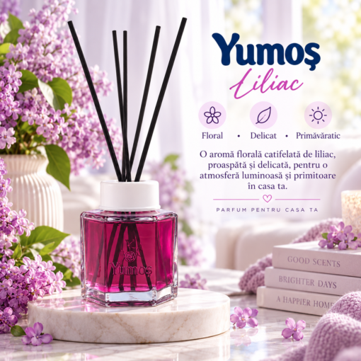 Odorizant Yumoş Lilac 120 ml cu flacon roz și bețișoare negre, în decor cu flori de liliac mov, textile pastelate și descrierea aromei florale.