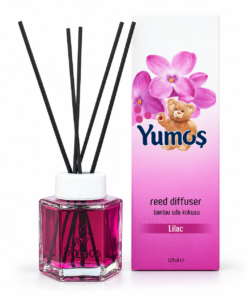Yumoş Lilac 120 ml, odorizant de cameră cu flacon roz-fucsia, bețișoare negre și cutie alb-roz decorată cu flori, pe fundal alb.