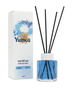 Yumoş Ocean 120 ml, odorizant de cameră cu flacon albastru, patru bețișoare negre și cutie albă cu ilustrație de val marin.
