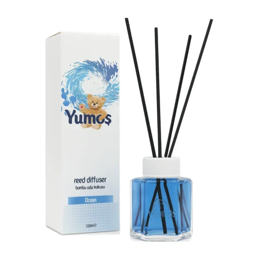 Yumoş Ocean 120 ml, odorizant de cameră cu flacon albastru, patru bețișoare negre și cutie albă cu ilustrație de val marin.