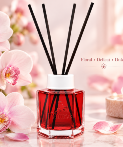 Odorizant Yumoş Orchid 120 ml, flacon roșu cu patru bețișoare negre, în decor cu orhidee roz și prezentarea aromei florale delicate și dulci.