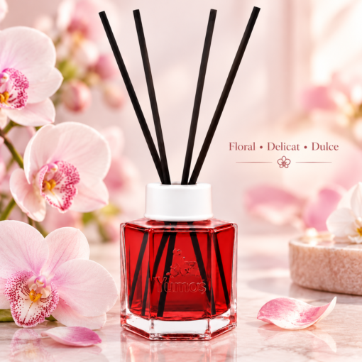 Odorizant Yumoş Orchid 120 ml, flacon roșu cu patru bețișoare negre, în decor cu orhidee roz și prezentarea aromei florale delicate și dulci.
