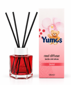 Yumoş Orchid 120 ml, odorizant de cameră cu flacon roșu, patru bețișoare negre și cutie alb-roz decorată cu orhidee, pe fundal alb.