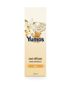 Yumoş Pearl 120 ml, odorizant de cameră cu flacon auriu, patru bețișoare negre și cutie crem decorată cu flori albe și perle.