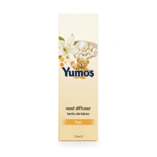 Yumoş Pearl 120 ml, odorizant de cameră cu flacon auriu, patru bețișoare negre și cutie crem decorată cu flori albe și perle.