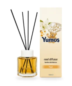 Odorizant de cameră Yumoş Pearl 120 ml, flacon transparent cu lichid auriu, capac alb și patru bețișoare negre, pe fundal alb.