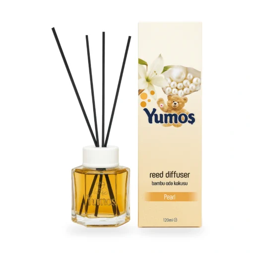 Odorizant de cameră Yumoş Pearl 120 ml, flacon transparent cu lichid auriu, capac alb și patru bețișoare negre, pe fundal alb.