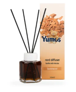 Yumoş Sandalwood 120 ml, odorizant de cameră cu flacon maro, patru bețișoare negre și cutie bej ilustrată cu lemn de santal.