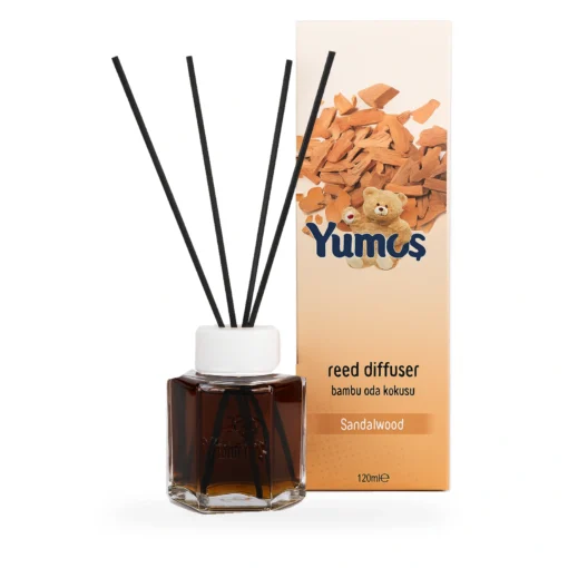 Yumoş Sandalwood 120 ml, odorizant de cameră cu flacon maro, patru bețișoare negre și cutie bej ilustrată cu lemn de santal.