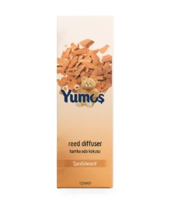 Cutie odorizant de cameră Yumoş Sandalwood 120 ml, ambalaj crem-bej cu bucăți de lemn de santal, ursuleț și logo Yumoş.