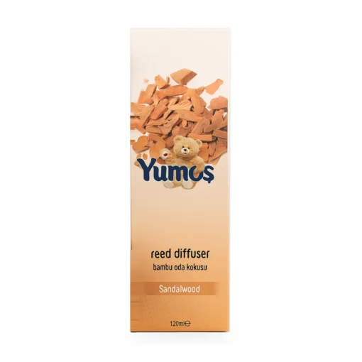 Cutie odorizant de cameră Yumoş Sandalwood 120 ml, ambalaj crem-bej cu bucăți de lemn de santal, ursuleț și logo Yumoş.