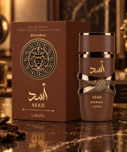 Lattafa Asad Bourbon 100 ml, flacon și cutie într-un decor de prezentare