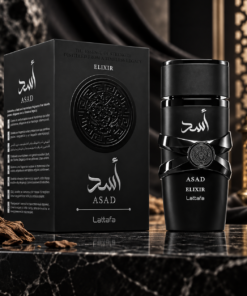 Lattafa Asad Elixir 100 ml, flacon și cutie într-un decor de prezentare