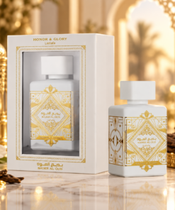 Lattafa Badee Al Oud Honor & Glory 100 ml, flacon și cutie într-un decor de prezentare