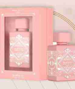 Lattafa Badee Al Oud Noble Blush 100 ml, flacon și cutie într-un decor de prezentare