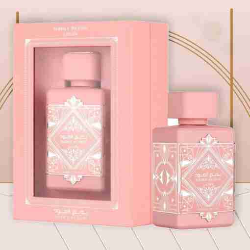 Lattafa Badee Al Oud Noble Blush 100 ml, flacon și cutie într-un decor de prezentare