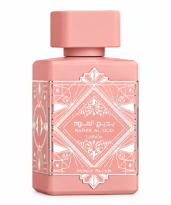 Lattafa Badee Al Oud Noble Blush 100 ml, flacon roz cu ornamente argintii pe fundal alb