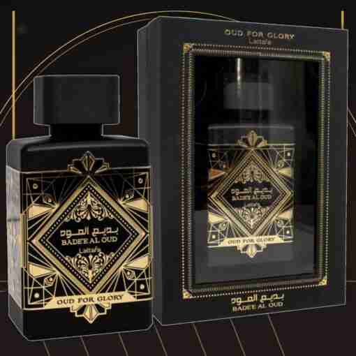Lattafa Badee Al Oud Oud for Glory 100 ml, flacon și cutie într-un decor de prezentare