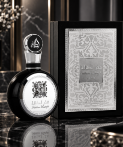 Lattafa Fakhar Men 100 ml, flacon și cutie într-un decor de prezentare