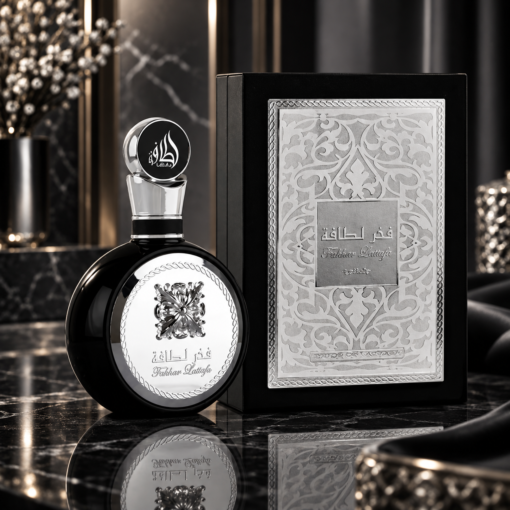 Lattafa Fakhar Men 100 ml, flacon și cutie într-un decor de prezentare