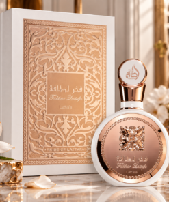 Lattafa Fakhar Woman 100 ml, flacon și cutie într-un decor de prezentare