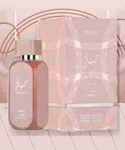 Lattafa Hayaati Florence 100 ml, flacon roz și cutie roz într-un decor în tonuri roz