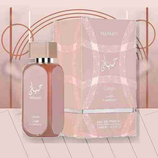 Lattafa Hayaati Florence 100 ml, flacon roz și cutie roz într-un decor în tonuri roz