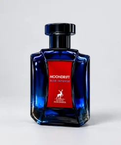 Flacon Maison Alhambra Moondrift Blue Intense 100 ml, din sticlă albastră cu etichetă roșie, pe fundal gri deschis