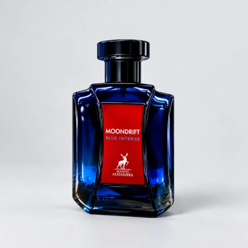 Flacon Maison Alhambra Moondrift Blue Intense 100 ml, din sticlă albastră cu etichetă roșie, pe fundal gri deschis